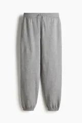 Pantalón deportivo de tiro alto confeccionado en felpa de mezcla de algodón con interior cepillado. Presenta cintura elástica con cordón de ajuste, bolsillos laterales al bies y puños elásticos en los bajos.