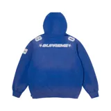 Hoodie Supreme de algodón en color azul, con diseño inspirado en camisetas de fútbol americano. Presenta el número 08 en el frente y hombros, parches bordados con logotipos y detalles deportivos, capucha con cordones ajustables y bolsillo tipo canguro.