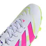 Championes de fútbol Adidas Predator Club, diseñados para césped natural y sintético. Presentan una base blanca con detalles en fucsia, amarillo neón y violeta, con una capellada sintética texturizada para mayor control del balón y suela multiterreno.