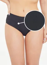 Pantie negra de corte clásico con textura acanalada.