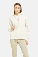 Buzo hoodie color crudo de Levi's, con logo 'LS' bordado en rojo en el pecho.
