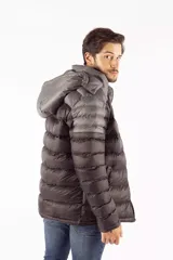 Campera puffer de diseño color block, combinando tonos azul oscuro y gris. Cuenta con capucha desmontable, cierre frontal de cremallera, cuello elevado y bolsillos laterales con cierre de botón.