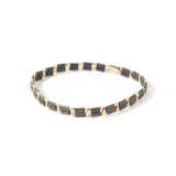 Pulsera elástica con cuentas de tila rectangulares color negro y detalles en dorado.