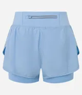 Bermuda deportiva tipo runner de microfibra color azul marino, con cintura elástica, bolsillo con cierre y diseño holgado con bajo redondeado.