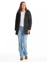 Campera matelassé color marrón con diseño combinado de rombos en el cuerpo y costuras horizontales en las mangas. Cuenta con capucha fija, cierre frontal oculto bajo solapa con botones a presión dorados y ajuste entallado en la cintura.