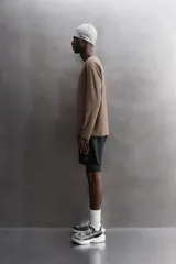 Shorts de entrenamiento azul marino con calza interior negra. Cintura elástica ajustable con cordón, bolsillos laterales con cierre y aberturas laterales en el bajo.