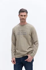 Remera de manga larga color gris oscuro, con cuello redondo y estampado frontal con la frase 'Unlimited Adventure'.