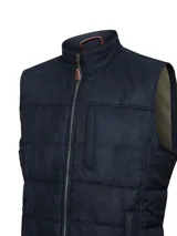 Chaleco acolchado azul marino para hombre, con cuello alto y cierre frontal de cremallera. Presenta dos bolsillos laterales con cierre, un bolsillo vertical en el pecho y un parche de cuero con el logo de la marca en el dobladillo inferior.