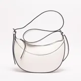 Bandolera de hombro con forma de media luna, color blanco, con ribetes y cierres en contraste negro. Posee una correa ajustable larga y un tirador de cierre colgante.
