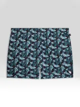 Short de baño con estampado floral pixelado en tonos azul, celeste y negro. Cuenta con cintura elástica ajustable, dos bolsillos laterales y un bolsillo trasero con cierre.