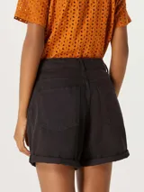 Short de jean de tiro alto, color rojo, con cierre frontal de botón y cremallera, y bolsillos laterales.