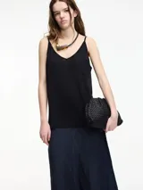 Musculosa negra con escote en V y breteles finos.