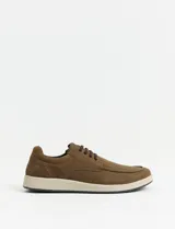 Zapatos estilo casual Freeway modelo Cooper 13, color marrón kaki, confeccionados en gamuza con cordones del mismo tono y suela de goma blanca.