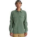 Camisa verde de manga larga con dos bolsillos frontales con botón. Corte recto y cuello clásico.