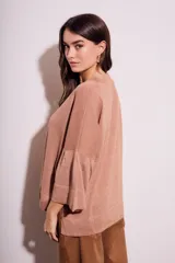 Sweater color beige de tejido de punto, con cuello redondo y mangas 3/4 con volados.