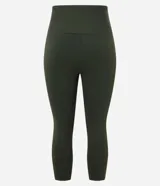 Pantalón deportivo tipo corsario de tiro alto, confeccionado en microfibra técnica con acabado liso. Presenta un corte ajustado que llega por debajo de la rodilla, diseñado para ofrecer libertad de movimiento y transpirabilidad durante la actividad física.