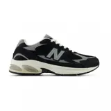 Championes urbanos New Balance modelo 2010, color negro con detalles en gris y blanco. Confeccionados en una combinación de gamuza y malla, presentan el logo 'N' característico en los laterales y una entresuela robusta con tecnología de amortiguación.