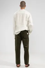 Pantalón de pana verde oliva con cintura elastizada y cordón de algodón. Cuenta con bolsillos laterales, un bolsillo trasero y el parche característico de Polonio.