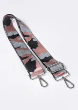 Correa de poliéster para cartera con estampado camuflado en tonos rosa, gris y negro. Incluye herrajes metálicos plateados y ganchos tipo mosquetón.