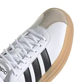 Championes Adidas VL Court Bold, color blanco con detalles en negro y suela marrón. Presentan las tres tiras características de la marca en los laterales y puntera de gamuza color beige.