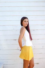 Minifalda de lino con corte recto y cierre lateral invisible.