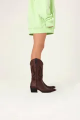Bota texana marrón de cuero con bordados negros en el empeine y la caña.