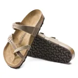 Sandalias Birkenstock Mayari en color marrón tabaco, con diseño de tiras cruzadas y separación para el dedo, equipadas con dos hebillas metálicas ajustables. Cuentan con plantilla anatómica de corcho y suela de EVA.