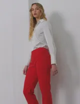Pantalón sastrero de corte slim, color blanco, con pretina anatómica y panel de malla elástica interno para efecto modelador. Presenta nervaduras verticales, bolsillos laterales tipo ojal y bolsillos traseros simulados.