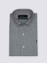 Camisa de hombre de corte clásico con diseño de rayas verticales, confeccionada en algodón. Presenta cuello con botones, cierre frontal con botones y logo bordado en el pecho.