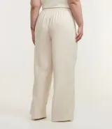 Pantalón de sastrería wide leg color beige, confeccionado en viscosa certificada y lino. Tiene elástico en la espalda para mejor ajuste.
