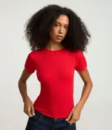 Blusa básica de manga corta y cuello redondo, confeccionada en viscosa texturizada de canalé con elastano y detalle de terminación ondulada en el bajo.