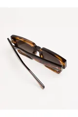 Lentes de sol Tiwi modelo Tokio, con montura cuadrada de acetato color carey y lentes degradadas en marrón.