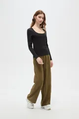 Top de manga larga color blanco, con cuello redondo amplio y ajuste al cuerpo.