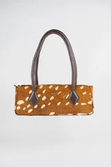 Cartera tipo baguette confeccionada en cuero con pelo con estampa estilo bambi en tonos marrón y blanco, con asas de hombro en cuero marrón y cierre superior.