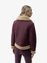 Chaqueta reversible con un lado de tejido mate color bordó y otro lado de tejido polar estilo sherpa color beige. Presenta cuello solapa, cierre frontal con cremallera y puños con detalle de sherpa.