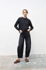 Sweater de punto color gris grafito, con cuello redondo, manga larga y puños y ruedo acanalados.