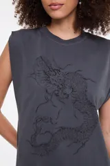 Musculosa de algodón color gris oscuro, con cuello redondo, hombros estructurados y estampa frontal de un dragón con bordado y aplicaciones de brillo.