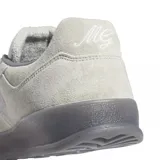 Championes adidas Aloha Super de estilo urbano, confeccionados en una combinación de gamuza y material sintético en tonos gris claro y gris oscuro, con suela de goma traslúcida.