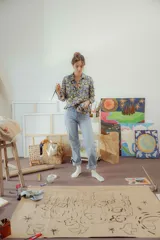 Camisa de manga larga con estampado floral en tonos azul, amarillo y verde.