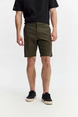 Bermuda estilo chino color verde militar, de corte clásico con cintura fija, bolsillos delanteros y traseros.