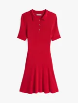 Minivestido rojo de tejido acanalado con cuello chomba, manga corta, corte evasé y botonadura dorada con logo grabado.