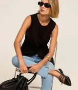 Pantalón de jean celeste, de corte recto, con trabillas en la cintura y bolsillos.