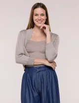Cardigan tejido estilo bolero de color blanco, con mangas cortas y diseño frontal abierto.