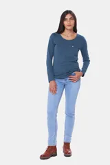 Pantalón de jean skinny de corte ajustado y tiro medio, en tono azul clásico con bolsillos traseros aplicados.