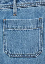 Pantalón de jean estilo denim con corte de pierna ancha y cintura alta. Presenta dos bolsillos de parche en la parte delantera, dos bolsillos traseros, trabillas para cinturón y cierre frontal con botón y cremallera.
