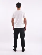 Remera blanca de manga corta con cuello redondo y un estampado frontal que simula un diagrama técnico de una batería, con el texto "CONTRAPTION" en la parte superior y "THE DRUM KIT" en la inferior.
