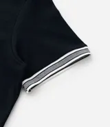 Remera de corte regular confeccionada en tejido texturizado de algodón y poliéster. Presenta cuello redondo y bordes de mangas con detalle de rayas contrastantes en blanco y gris.