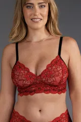 Bralette de puntilla elastizada bicolor rojo y negro, con forro interno, breteles regulables y ganchos en la espalda.