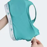 Top deportivo Adidas TECHFIT color verde con logo blanco y banda inferior con la inscripción "TECHFIT".