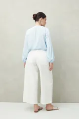 Pantalón wide leg color beige de algodón, con bolsillos delanteros con solapa y cierre con dos botones.